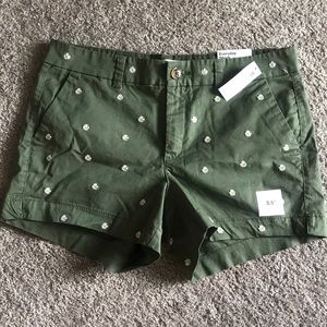 Green mid-rise shorts with daisy embroidery
